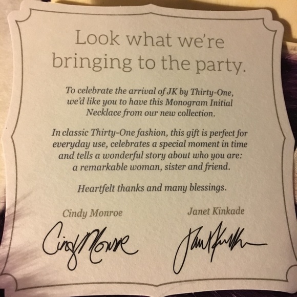 ThirtyOne Kade Necklace “R” Monogram - Picture 4 of 6